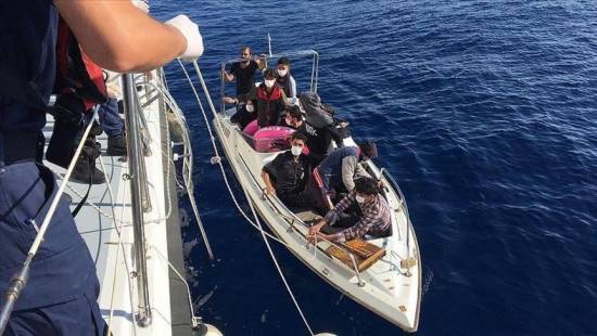 Turkey rescues 11 asylum seekers from drifting boat