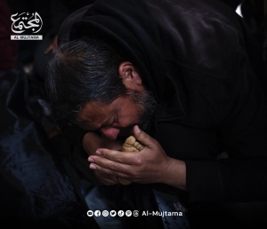 A Palestinian father kisses his dead child&#039;s feet, a victim of the continuous Israeli bombing of Rafah in southern Gaza.