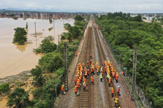 Floods in southern China force thousands to evacuate