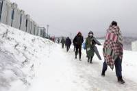 Hundreds of migrants freezing in heavy snow in Bosnia camp