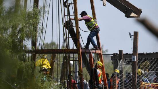 Darkness, debris block rescue bid at Mexico coal mine