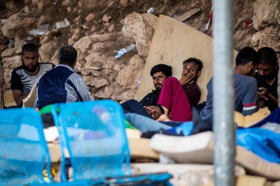 Italy clears overcrowded Lampedusa refugee camp