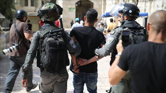 “Israeli” police detain 3 Palestinians in Jerusalem